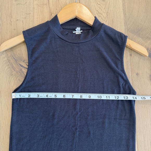 Black Ribbed Sleeveless Muscle Tee – Size Medium - Picture 4 of 5